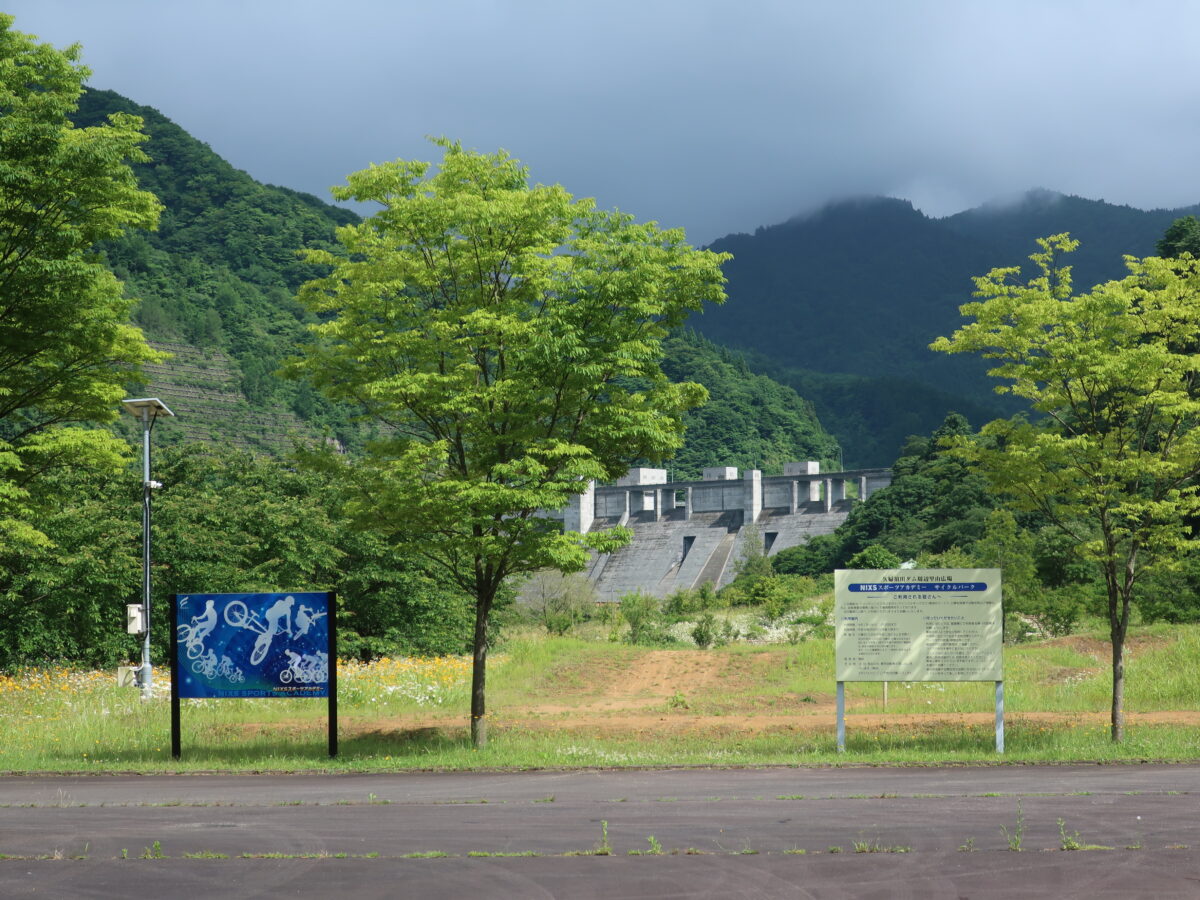 久婦須川ダムの横に施設があります。