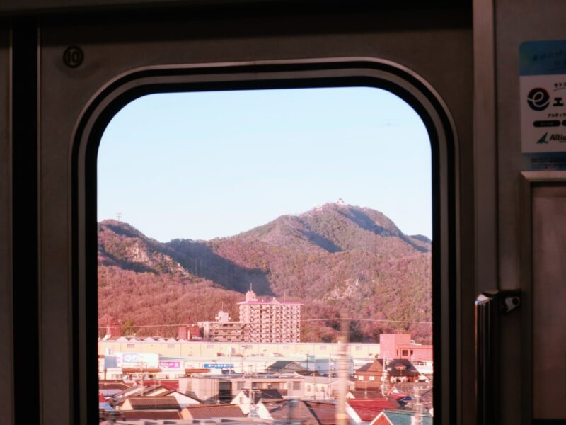 鉄道の車窓から見える金華山