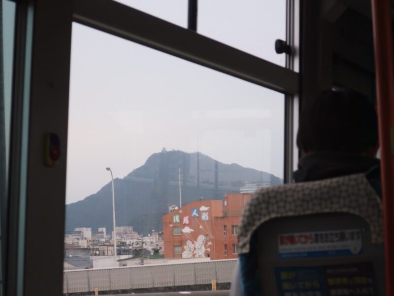 バスの車窓から見える岐阜城
