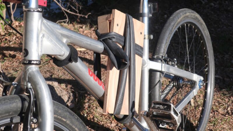 MTBのフレームに縛り付けて持ち運べるジャンプ台をつくって遊んでみました。
